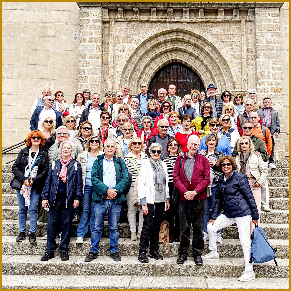 Socios y socias de la AAB en la iglesia de Santiago de Béjar.